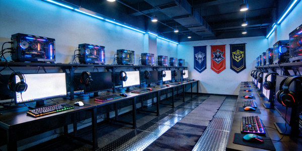 电竞选手训练基地内部环境 - 整齐的电脑设备与专业外设